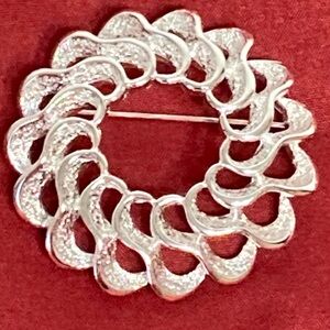 VINTAGE Silver tone brooch.